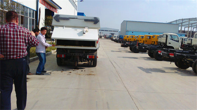 內蒙客商正在參觀五十鈴<a href=http://m.wxcold.com.cn/saoluche/ target=_blank class=infotextkey>掃路車</a>