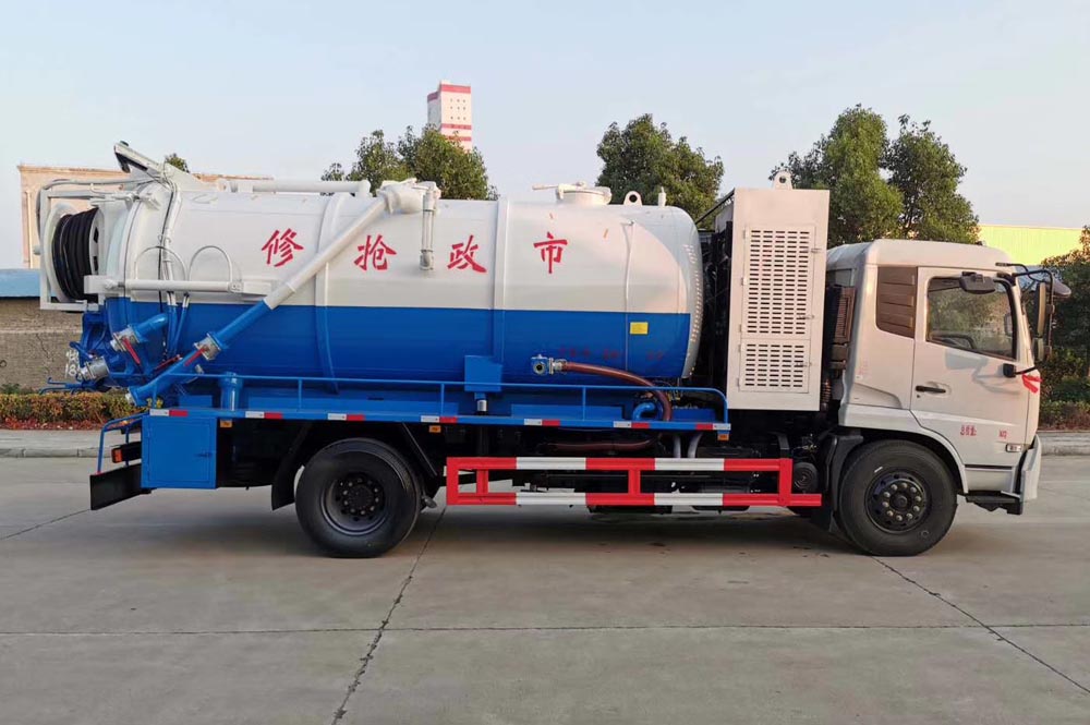 東風天錦國六清洗吸污車帶副發(fā)動機圖片3